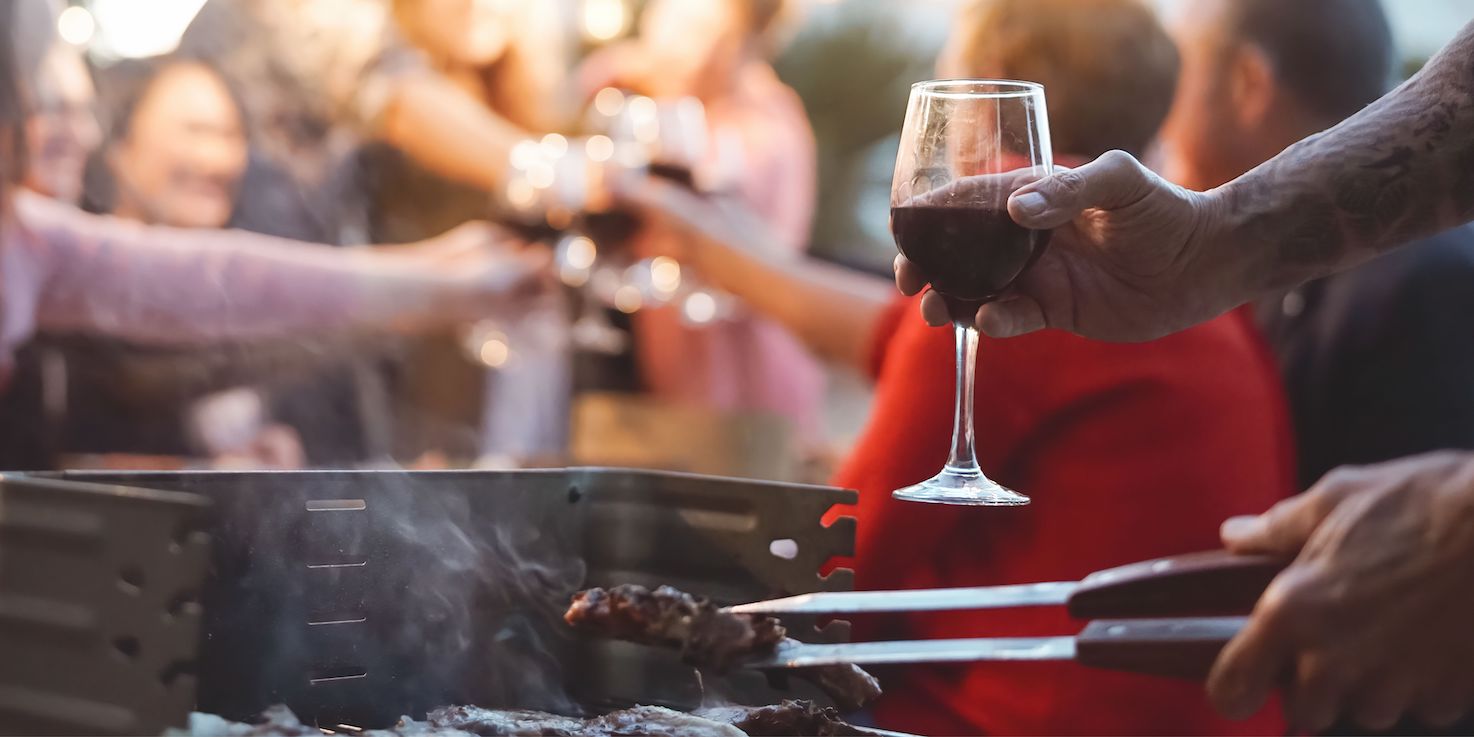 barbecue di carne e bicchiere di vino